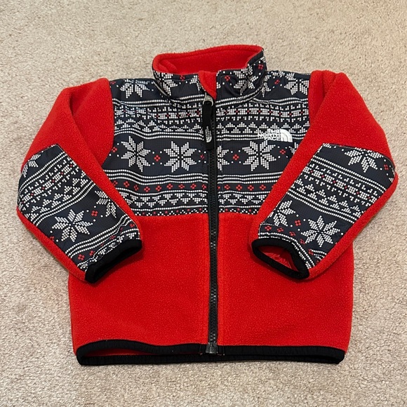 🛍️SALE🛍️ The North Face Kids Fleece Jacket in Red & Black with Snowflake Pattern - Picture 2 of 5
